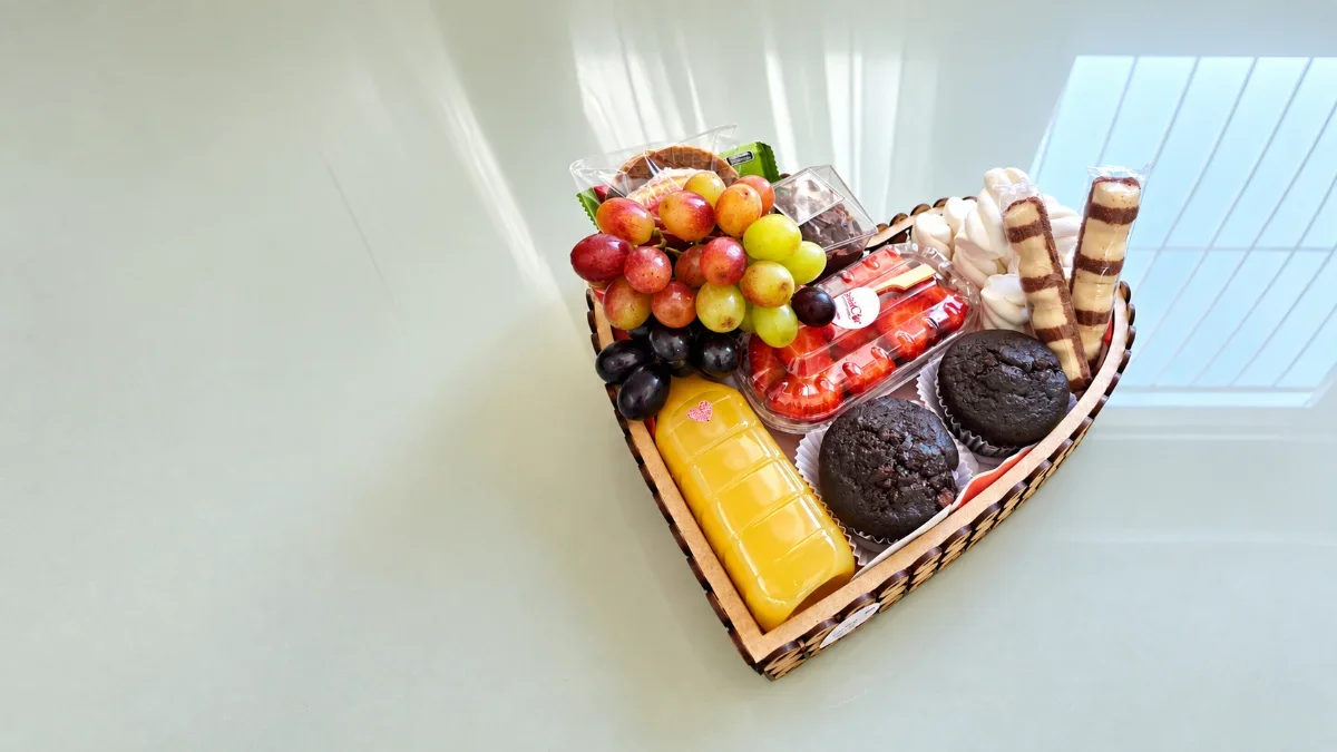 Cesta Cor — cesta personalizada em formato de coração, montada à mão
